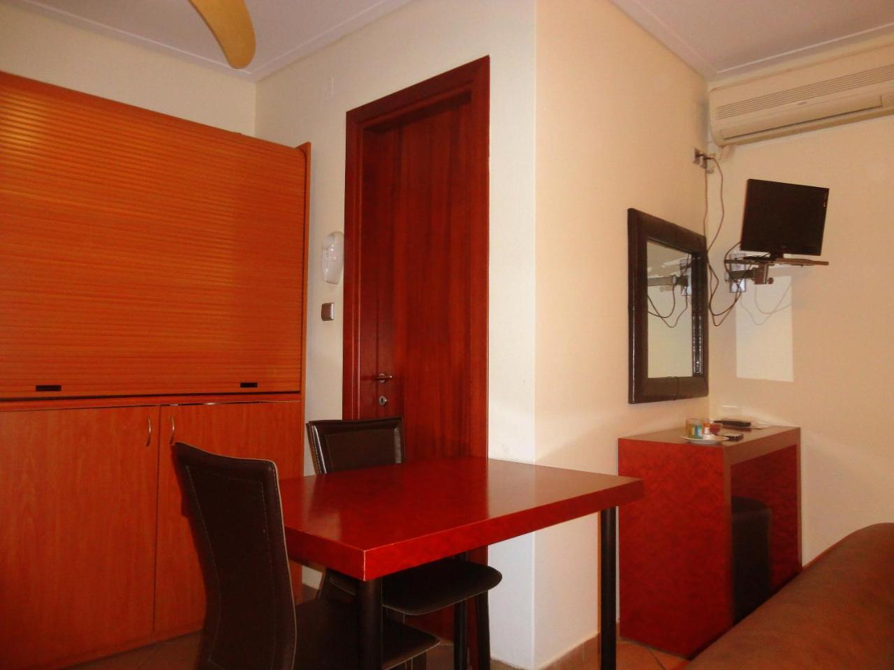 Lirio Guest House Makrakómi Екстериор снимка