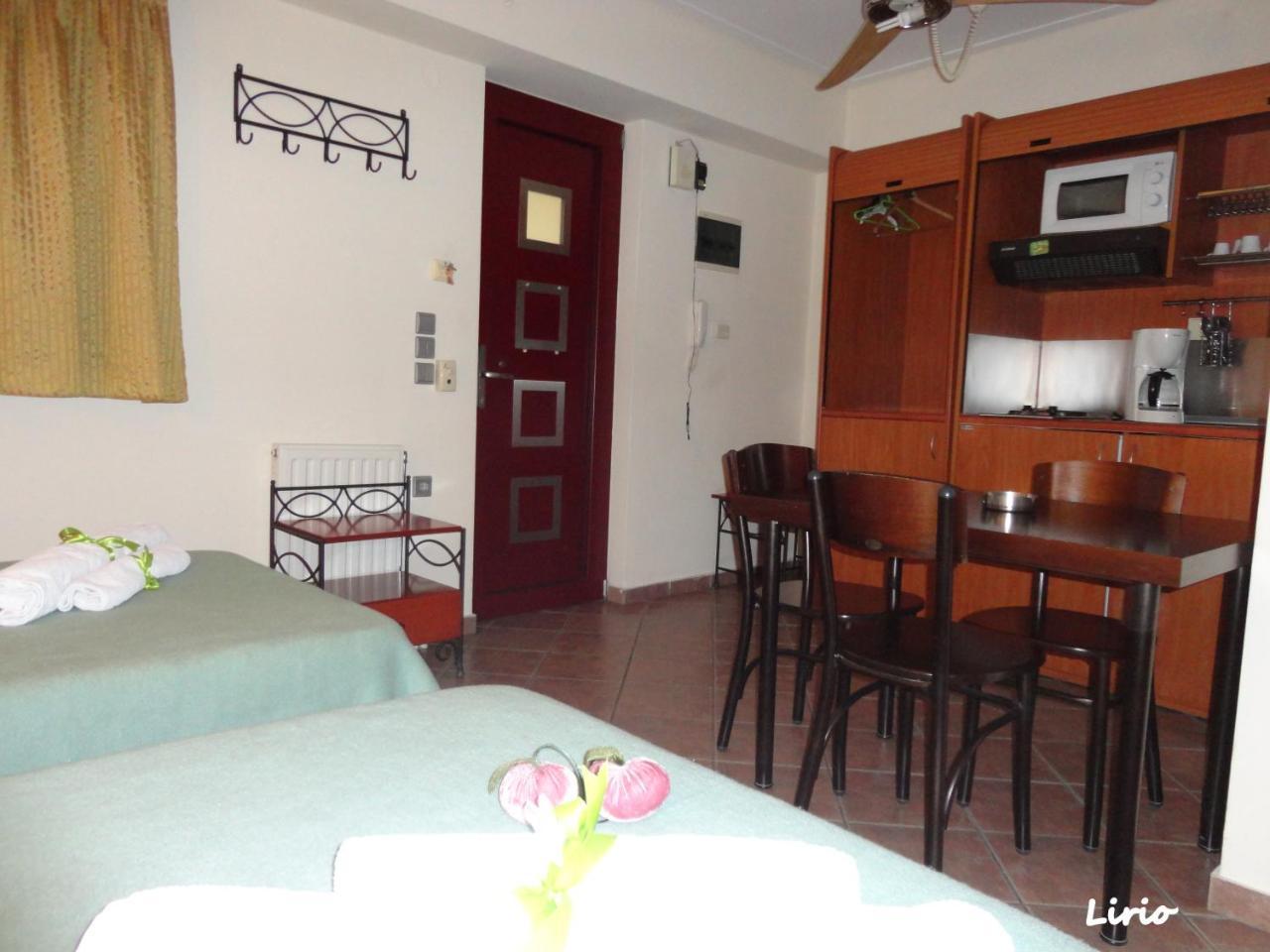 Lirio Guest House Makrakómi Екстериор снимка